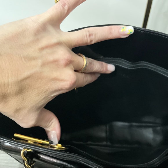 Chanel Black Parent Leather Shoulder Bag with CC logo - Picture 2 of 15